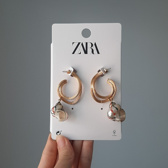 Gold seashell hoop earrings - Picture 5 of 5